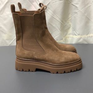 Zara | NWOT Tan Chelsea Lug Boots